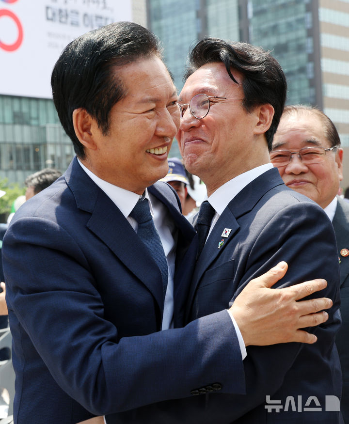 [서울=뉴시스] 조수정 기자 = 김민석 국무총리와 정청래 더불어민주당 대표가 10일 오전 서울 종로구 광화문광장에서 열린 제100주년 6·10 만세운동 기념식을 마친 뒤 인사 나누고 있다. (공동취재) 2026.06.10. chocrystal@newsis.com
