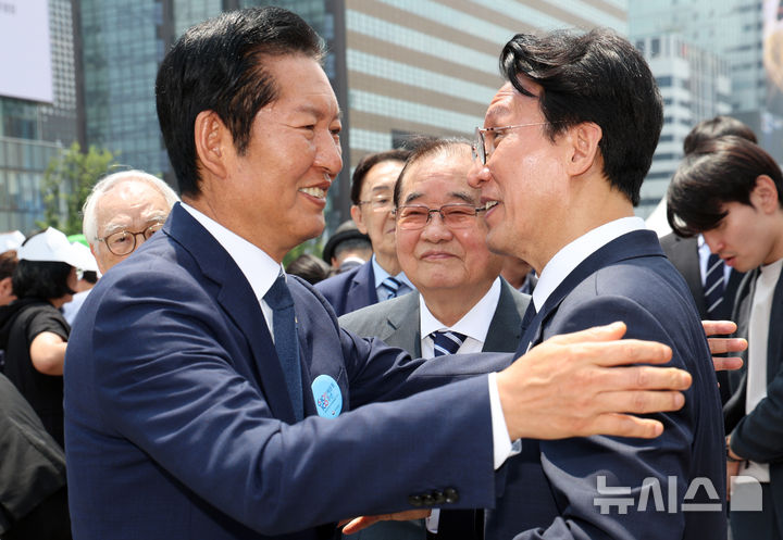 [서울=뉴시스] 조수정 기자 = 김민석 국무총리와 정청래 더불어민주당 대표가 10일 오전 서울 종로구 광화문광장에서 열린 제100주년 6·10 만세운동 기념식을 마친 뒤 인사 나누고 있다. (공동취재) 2026.06.10. chocrystal@newsis.com