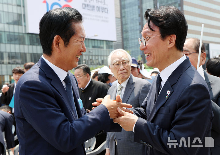 [서울=뉴시스] 조수정 기자 = 김민석 국무총리와 정청래 더불어민주당 대표가 10일 오전 서울 종로구 광화문광장에서 열린 제100주년 6·10 만세운동 기념식을 마친 뒤 인사 나누고 있다. (공동취재) 2026.06.10. chocrystal@newsis.com