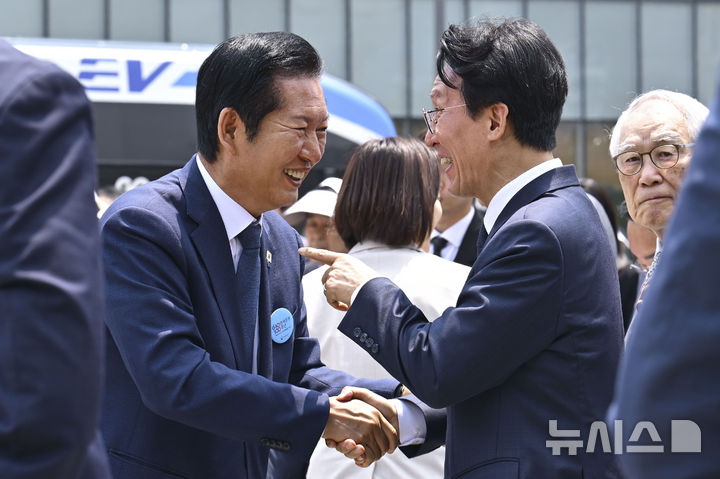 [서울=뉴시스] 조수정 기자 = 김민석 국무총리와 정청래 더불어민주당 대표가 10일 오전 서울 종로구 광화문광장에서 열린 제100주년 6·10 만세운동 기념식에서 만나 인사나누고 있다. (공동취재) 2026.06.10. chocrystal@newsis.com