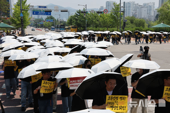 [성남=뉴시스] 김금보 기자 = 민주노총 전국화학섬유식품산업노동조합 카카오지회 조합원들과 연대노조 조합원들이 10일 경기도 성남시 분당구 카카오판교아지트에서 유스페이스 광장까지 임금과 성과급 인상을 요구하며 파업 행진을 하고 있다. 2026.06.10. kgb@newsis.com