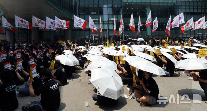 [성남=뉴시스] 김금보 기자 = 민주노총 전국화학섬유식품산업노동조합 카카오지회 조합원들과 연대노조 조합원들이 10일 경기도 성남시 분당구 판교역광장에서 성과급 인상을 요구하며 파업 집회를 하고 있다. 2026.06.10. kgb@newsis.com