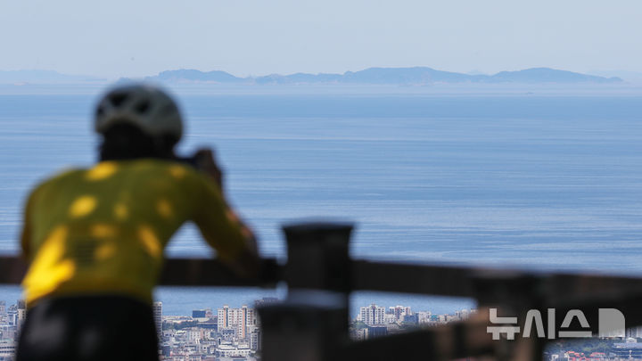[제주=뉴시스] 우장호 기자 = 미세먼지가 걷히고 맑은 날씨를 보인 10일 오후 제주시 아라1동 고지대에서 바라본 북쪽 해상으로 추자도가 관측되고 있다. 2026.06.10. woo1223@newsis.com
