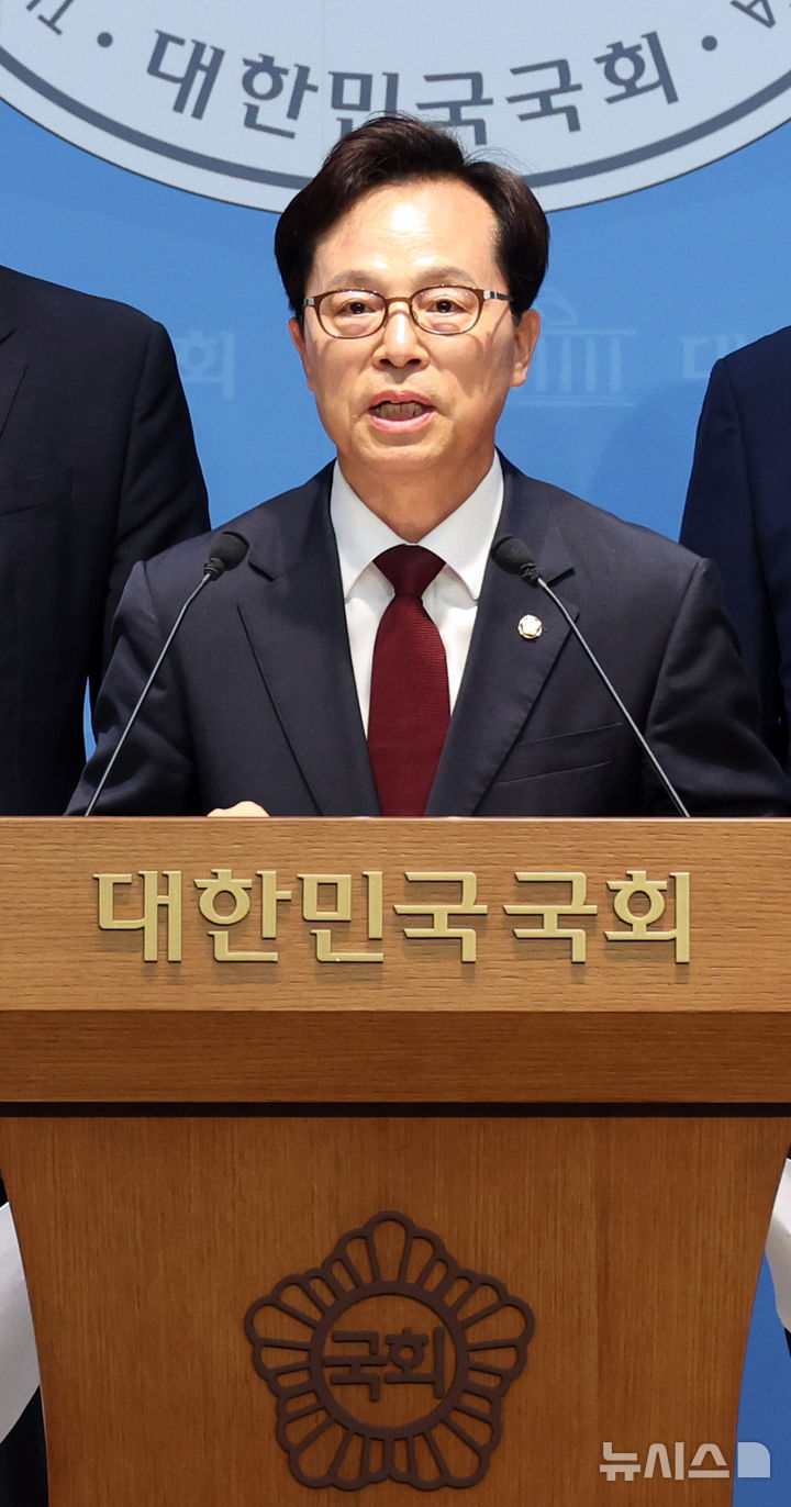 [서울=뉴시스] 최진석 기자 = 윤용근 국민의힘 의원이 10일 여의도 국회 소통관에서 중앙선거관리위원회 자체 진상규명위원회 중단 요구 기자회견을 하고 있다. 2026.06.10. myjs@newsis.com