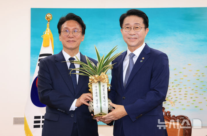 김민석 국무총리가 10일 오후 서울 여의도 국회를 찾아 조정식 국회의장에게 축하난을 전달하고 있다. 2026.6.10 /박성원 기자