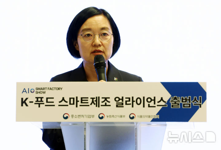 [서울=뉴시스] 이영환 기자 = 국무총리 후보자인 한성숙 중소벤처기업부 장관이 10일 오후 서울 강남구 코엑스에서 열린 'K-푸드 스마트제조 얼라이언스 출범식'에 참석해 인사말을 하고 있다. 2026.06.10. 20hwan@newsis.com