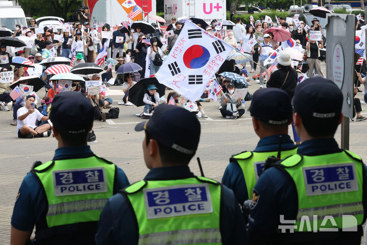 [서울=뉴시스] 권창회 기자 = 제9회 전국동시지방선거 투표용지 부족 사태에 항의하며 개표소 봉쇄 시위를 이어가고 있는 10일 서울 송파구 올림픽공원 핸드볼경기장에 설치된 개표소 앞에서 시민들이 구호를 외치고 있다. 2026.06.10. kch0523@newsis.com