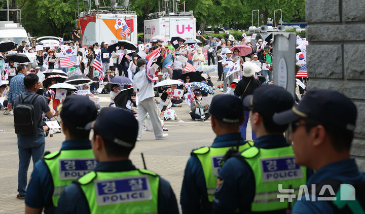 [서울=뉴시스] 권창회 기자 = 제9회 전국동시지방선거 투표용지 부족 사태에 항의하며 개표소 봉쇄 시위를 이어가고 있는 10일 서울 송파구 올림픽공원 핸드볼경기장에 설치된 개표소 앞에서 시민들이 구호를 외치고 있다. 2026.06.10. kch0523@newsis.com