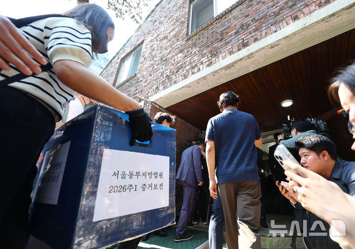 [서울=뉴시스] 황준선 기자 = 김지연 서울동부지방법원 부장판사와 관계자들이 10일 오후 6·3 지방선거 투표용지 부족 사태가 발생한 잠실7동 제2투표소였던 서울 송파구 우성아파트 노인정의 현장 검증을 위해 현장에 진입하고 있다. 2026.06.10. hwang@newsis.com