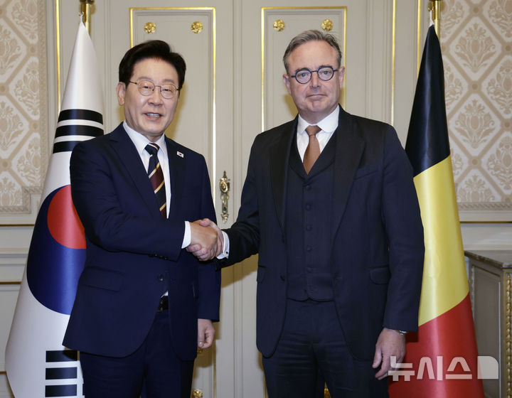 [브뤼셀=뉴시스] 최동준 기자 = G7 정상회의 참석 계기 벨기에를 방문 중인 이재명 대통령이 10일(현지 시간) 브뤼셀 총리관저에서 바르트 드 웨브흐 벨기에 총리와 정상회담에 앞서 악수하고 있다. 2026.06.10. photocdj@newsis.com