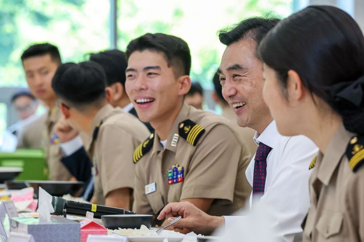 [서울=뉴시스] 안규백 국방부 장관이 10일 경남 창원시 진해 해군사관학교를 방문해 생도들과 오찬을 하고 있다. (사진=국방부 제공) 2026.06.10. photo@newsis.com *재판매 및 DB 금지