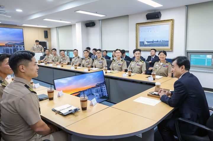 [서울=뉴시스] 안규백 국방부 장관이 지난달 10일 경남 창원시 진해 해군사관학교를 방문해 교수 및 훈육요원들을 만나 정예 해군장교 양성 및 국군사관학교 창설에 관한 의견을 청취하고 있다. (사진=국방부 제공) 2026.07.09. photo@newsis.com *재판매 및 DB 금지