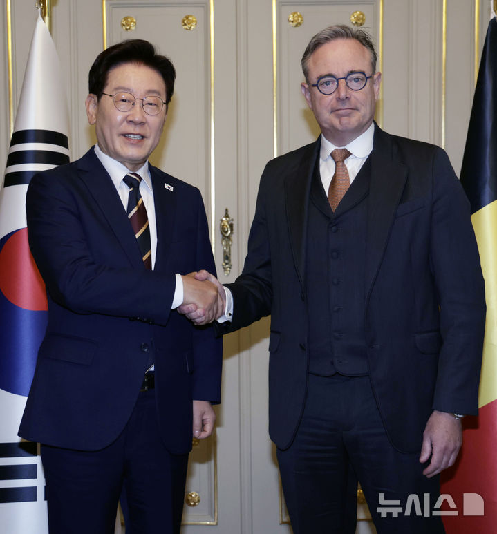 [브뤼셀=뉴시스] 최동준 기자 = G7 정상회의 참석 계기 벨기에를 방문 중인 이재명 대통령이 10일(현지 시간) 브뤼셀 총리관저에서 바르트 드 웨브흐 벨기에 총리와 정상회담에 앞서 악수하고 있다. 2026.06.10. photocdj@newsis.com