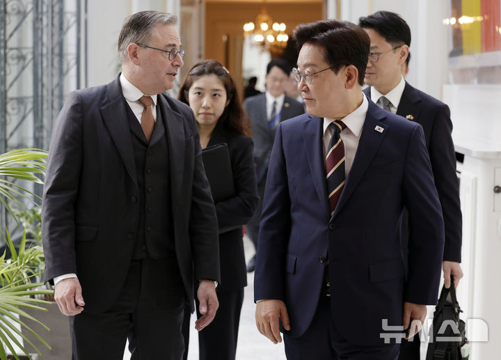 [브뤼셀=뉴시스] 최동준 기자 = G7 정상회의 참석 계기 벨기에를 방문 중인 이재명 대통령이 10일(현지 시간) 브뤼셀 총리관저에서 바르트 드 웨브흐 벨기에 총리와 정상회담을 위해 이동하고 있다. 2026.06.10. photocdj@newsis.com