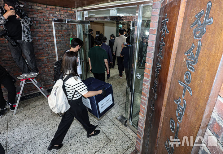 [서울=뉴시스] 황준선 기자 = 김지연 서울동부지방법원 부장판사와 관계자들이 10일 오후 6·3 지방선거 투표용지 부족 사태가 발생한 잠실7동 제2투표소였던 서울 송파구 우성아파트 노인정의 현장 검증을 위해 현장에 진입하고 있다. (공동취재) 2026.06.10. photo@newsis.com