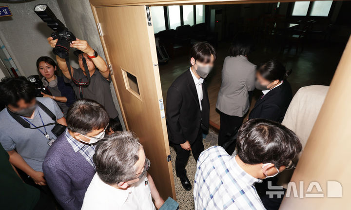 [서울=뉴시스] 황준선 기자 = 김지연 서울동부지방법원 부장판사와 관계자들이 10일 오후 6·3 지방선거 투표용지 부족 사태가 발생한 잠실7동 제2투표소였던 서울 송파구 우성아파트 노인정의 현장 검증을 위해 현장에 진입하고 있다. 서울동부지법 민사 제51단독(김지연 부장판사)은 지난 9일 서울시장 후보였던 김정철 개혁신당 최고위원이 신청한 증거보전 사건을 일부 인용 결정해 이날 현장 검증을 진행했다. 보전 대상은 투표용지 보관상자와 투표소를 촬영한 폐쇄회로(CC)TV 등 4건이다. (공동취재) 2026.06.10. photo@newsis.com