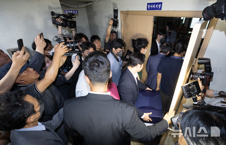 [서울=뉴시스] 황준선 기자 = 김지연 서울동부지방법원 부장판사와 관계자들이 10일 오후 6·3 지방선거 투표용지 부족 사태가 발생한 잠실7동 제2투표소였던 서울 송파구 우성아파트 노인정의 현장 검증을 위해 현장에 진입하고 있다. 서울동부지법 민사 제51단독(김지연 부장판사)은 지난 9일 서울시장 후보였던 김정철 개혁신당 최고위원이 신청한 증거보전 사건을 일부 인용 결정해 이날 현장 검증을 진행했다. 보전 대상은 투표용지 보관상자와 투표소를 촬영한 폐쇄회로(CC)TV 등 4건이다. (공동취재) 2026.06.10. photo@newsis.com