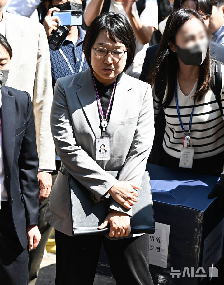 [서울=뉴시스] 황준선 기자 = 김지연 서울동부지방법원 부장판사와 관계자들이 10일 오후 6·3 지방선거 투표용지 부족 사태가 발생한 잠실7동 제2투표소였던 서울 송파구 우성아파트 노인정의 현장 검증을 위해 현장에 진입하고 있다. 서울동부지법 민사 제51단독(김지연 부장판사)은 지난 9일 서울시장 후보였던 김정철 개혁신당 최고위원이 신청한 증거보전 사건을 일부 인용 결정해 이날 현장 검증을 진행했다. 보전 대상은 투표용지 보관상자와 투표소를 촬영한 폐쇄회로(CC)TV 등 4건이다. (공동취재) 2026.06.10. photo@newsis.com