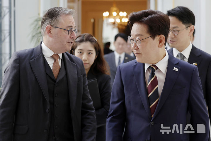 [브뤼셀=뉴시스] 최동준 기자 = G7 정상회의 참석 계기 벨기에를 방문 중인 이재명 대통령이 10일(현지 시간) 브뤼셀 총리관저에서 바르트 드 웨브흐 벨기에 총리와 정상회담장으로 이동하고 있다. 2026.06.10. photocdj@newsis.com