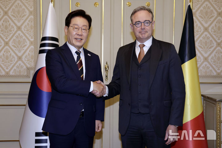 [브뤼셀=뉴시스] 최동준 기자 = G7 정상회의 참석 계기 벨기에를 방문 중인 이재명 대통령이 10일(현지 시간) 브뤼셀 총리관저에서 바르트 드 웨브흐 벨기에 총리와 정상회담에 앞서 기념촬영을 하고 있다. 2026.06.10. photocdj@newsis.com