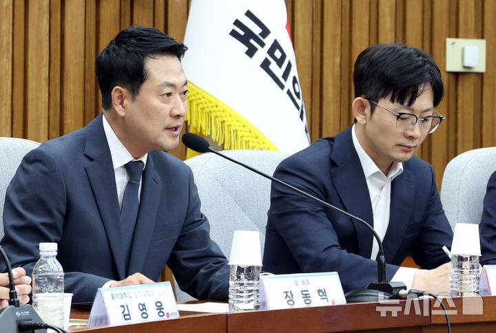 [서울=뉴시스] 최진석 기자 = 장동혁(왼쪽) 국민의힘 대표가 10일 여의도 국회에서 열린 지방선거 투표용지 부족 사태 관련 국민 참정권 회복을 위한 시국선언 대학생 간담회에서 발언하고 있다. 2026.06.10. myjs@newsis.com