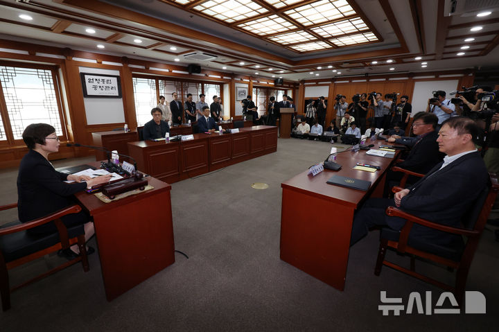 [과천=뉴시스] 조성우 기자 = 조현욱 투표용지 부족 사태 진상규명위원회 위원장이 10일 경기 과천시 중앙선거관리위원회 과천청사에서 열린 투표용지 부족 사태 진상규명위원회 제1차 회의에서 발언하고 있다. 2026.06.10. xconfind@newsis.com