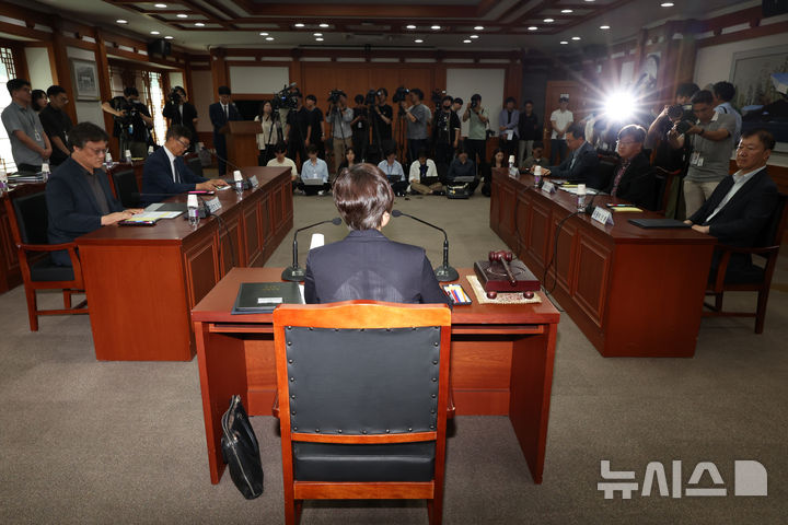 [과천=뉴시스] 조성우 기자 = 조현욱 투표용지 부족 사태 진상규명위원회 위원장이 10일 경기 과천시 중앙선거관리위원회 과천청사에서 열린 투표용지 부족 사태 진상규명위원회 제1차 회의에서 발언하고 있다. 2026.06.10. xconfind@newsis.com