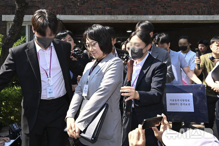 [서울=뉴시스] 황준선 기자 = 김지연 서울동부지방법원 부장판사와 관계자들이 10일 오후 6·3 지방선거 투표용지 부족 사태가 발생한 잠실7동 제2투표소였던 서울 송파구 우성아파트 노인정의 현장 검증을 마친 뒤 증거물을 들고 현장을 나서고 있다. 서울동부지법 민사 제51단독(김지연 부장판사)은 지난 9일 서울시장 후보였던 김정철 개혁신당 최고위원이 신청한 증거보전 사건을 일부 인용 결정해 이날 현장 검증을 진행했다. 보전 대상은 투표용지 보관상자와 투표소를 촬영한 폐쇄회로(CC)TV 등 4건이다. (공동취재) 2026.06.10. photo@newsis.com