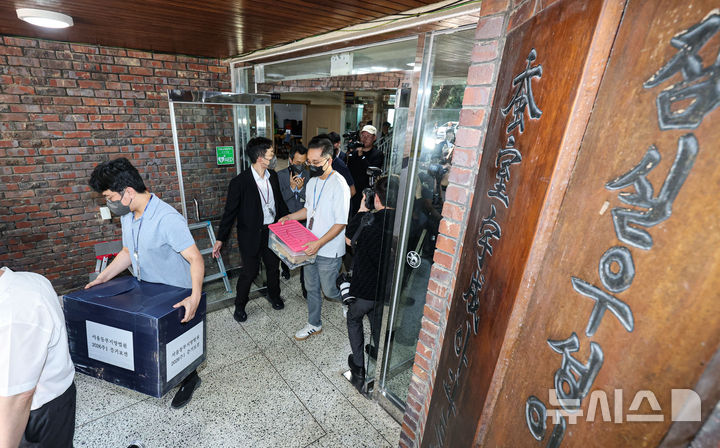 [서울=뉴시스] 황준선 기자 = 김지연 서울동부지방법원 부장판사와 관계자들이 10일 오후 6·3 지방선거 투표용지 부족 사태가 발생한 잠실7동 제2투표소였던 서울 송파구 우성아파트 노인정의 현장 검증을 마친 뒤 증거물을 들고 현장을 나서고 있다. 서울동부지법 민사 제51단독(김지연 부장판사)은 지난 9일 서울시장 후보였던 김정철 개혁신당 최고위원이 신청한 증거보전 사건을 일부 인용 결정해 이날 현장 검증을 진행했다. 보전 대상은 투표용지 보관상자와 투표소를 촬영한 폐쇄회로(CC)TV 등 4건이다. (공동취재) 2026.06.10. photo@newsis.com