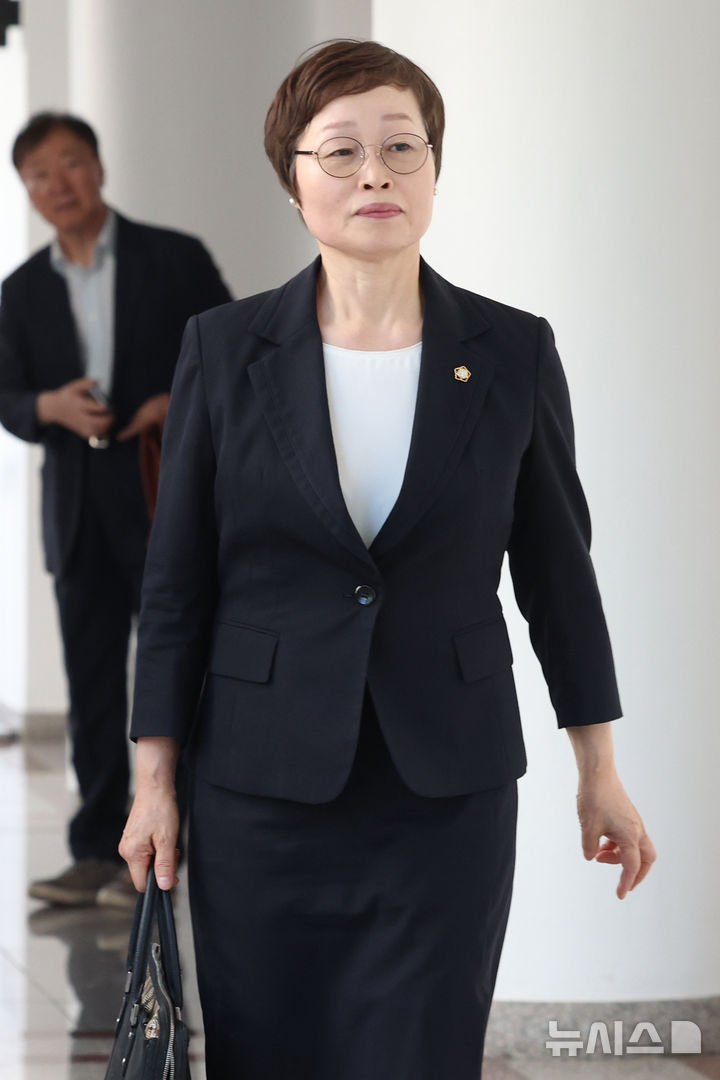 [과천=뉴시스] 조성우 기자 = 조현욱 투표용지 부족 사태 진상규명위원회 위원장이 10일 경기 과천시 중앙선거관리위원회 과천청사에서 열린 투표용지 부족 사태 진상규명위원회 제1차 회의에 참석하고 있다. 2026.06.10. xconfind@newsis.com