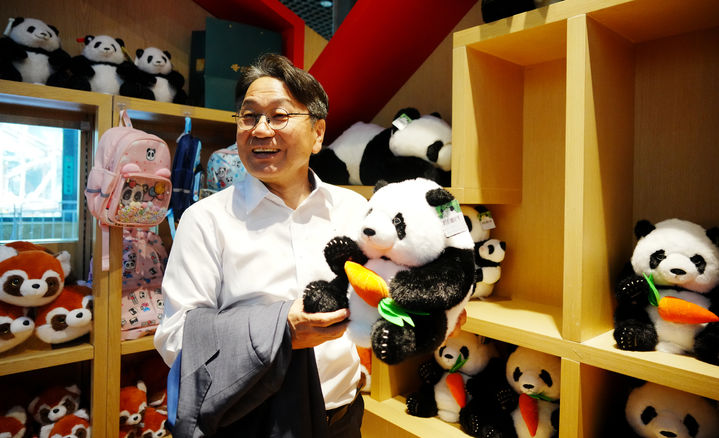 [광주=뉴시스] 강기정 광주시장, 베이징동물원 판다시설 방문. (사진=공동취재단). photo@newsis.com *재판매 및 DB 금지