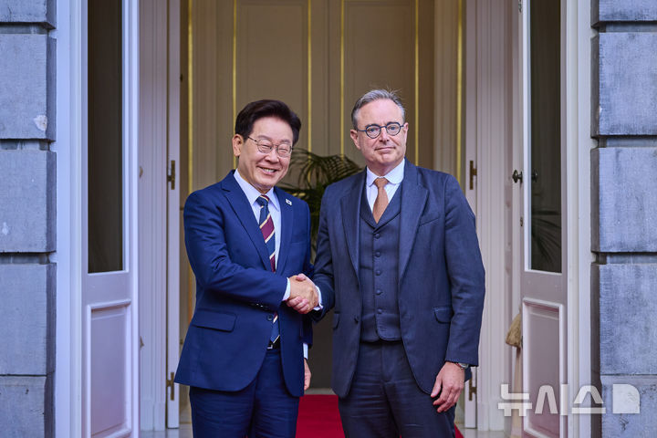 [브뤼셀=뉴시스] 최동준 기자 = G7 정상회의 참석 계기 벨기에를 방문 중인 이재명 대통령이 10일(현지 시간) 브뤼셀 총리관저에서 바르트 드 웨브흐 벨기에 총리와 정상회담에 앞서 악수하고 있다. (공동취재) 2026.06.10. photocdj@newsis.com