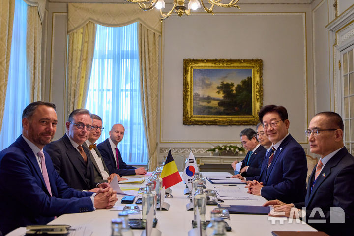 [브뤼셀=뉴시스] 최동준 기자 = G7 정상회의 참석 계기 벨기에를 방문 중인 이재명 대통령이 10일(현지 시간) 브뤼셀 총리관저에서 바르트 드 웨브흐 벨기에 총리와 정상회담을 하고 있다. (공동취재) 2026.06.10. photocdj@newsis.com