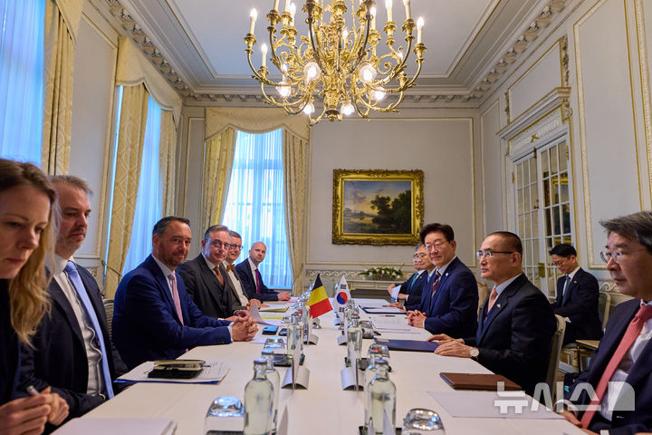 [브뤼셀=뉴시스] 최동준 기자 = G7 정상회의 참석 계기 벨기에를 방문 중인 이재명 대통령이 10일(현지 시간) 브뤼셀 총리관저에서 바르트 드 웨브흐 벨기에 총리와 정상회담을 하고 있다. (공동취재) 2026.06.10. photocdj@newsis.com