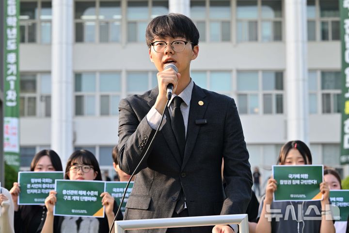 [광주=뉴시스] 이영주 기자 = 윤동규 전남대학교 제55대 총학생회장이 10일 오후 광주 북구 용봉동 전남대학교에서 중앙선거관리위원회의 6·3지방선거 투표용지 부족 사태와 관련한 시국선언을 하고 있다. 2026.06.10. leeyj2578@newsis.com