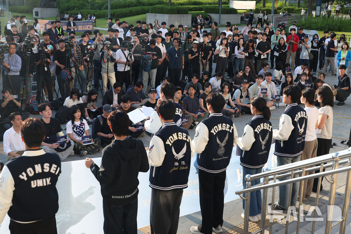 [서울=뉴시스] 고승민 기자 = 전국 주요 대학 총학생회들이 6·3 지방선거 투표용지 부족사태를 규탄하는 취지의 시국선언을 동시다발로 진행한 10일 서울 연세대학교 신촌캠퍼스 학생회관 앞에서 총학생회 비상대책위원회 등 학생들이 시국선언을 하고 있다. 2026.06.10. kkssmm99@newsis.com