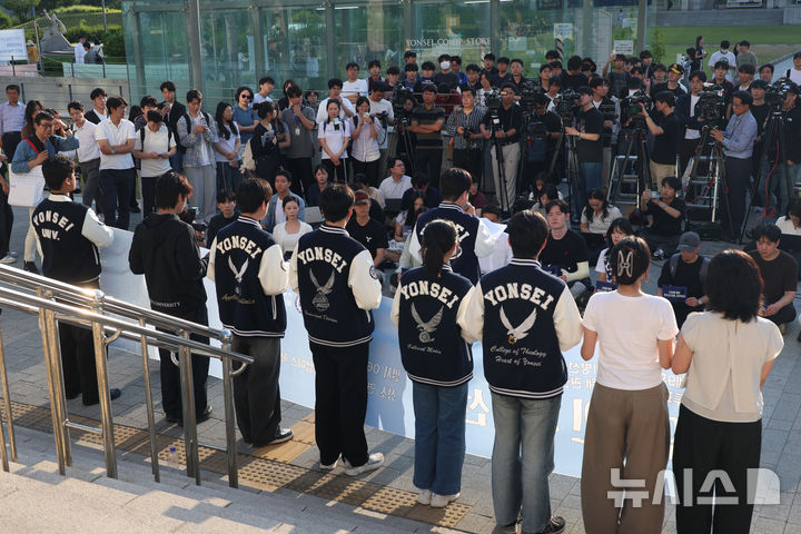 [서울=뉴시스] 고승민 기자 = 전국 주요 대학 총학생회들이 6·3 지방선거 투표용지 부족사태를 규탄하는 취지의 시국선언을 동시다발로 진행한 10일 서울 연세대학교 신촌캠퍼스 학생회관 앞에서 총학생회 비상대책위원회 등 학생들이 시국선언을 하고 있다. 2026.06.10. kkssmm99@newsis.com