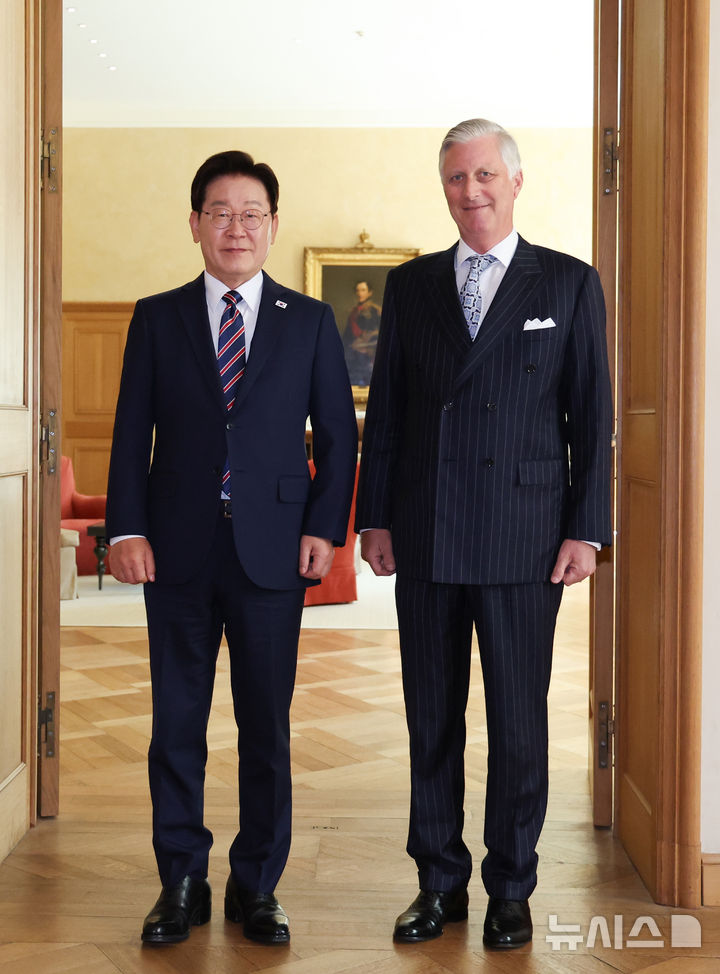 [브뤼셀=뉴시스] 최동준 기자 = G7 정상회의 참석 계기 벨기에를 방문 중인 이재명 대통령이 10일(현지 시간) 브뤼셀 왕궁에서 필립 국왕과 면담에 앞서 기념촬영을 하고 있다. 2026.06.10. photocdj@newsis.com