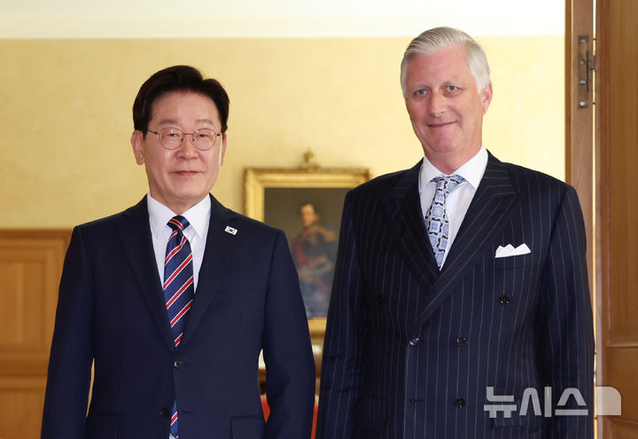[브뤼셀=뉴시스] 최동준 기자 = G7 정상회의 참석 계기 벨기에를 방문 중인 이재명 대통령이 10일(현지 시간) 브뤼셀 왕궁에서 필립 국왕과 면담에 앞서 기념촬영을 하고 있다. 2026.06.10. photocdj@newsis.com