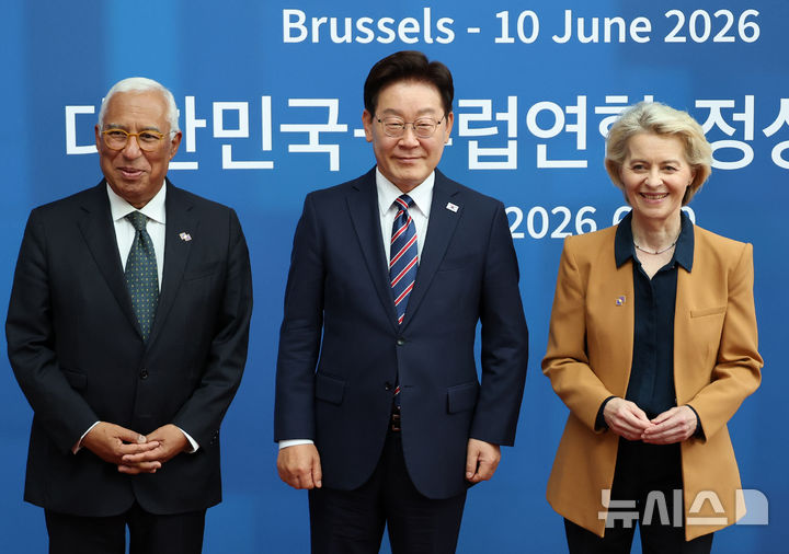 [브뤼셀=뉴시스] 최동준 기자 = G7 정상회의 참석 계기 벨기에를 방문 중인 이재명 대통령이 10일(현지 시간) 브뤼셀 유럽 연합(EU) 이사회에서 열린 환영식에서 유럽 연합 안토니우 코스타 정상회의 상임의장, 우르술라 폰 데어 라이엔 집행위원장과 기념촬영을 하고 있다. 2026.06.10. photocdj@newsis.com