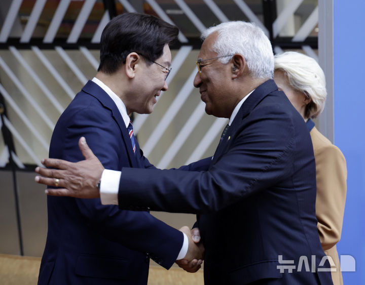 [브뤼셀=뉴시스] 최동준 기자 = G7 정상회의 참석 계기 벨기에를 방문 중인 이재명 대통령이 10일(현지 시간) 브뤼셀 유럽 연합(EU) 이사회에서 열린 환영식에서 유럽 연합 안토니우 코스타 정상회의 상임의장과 인사를 나누고 있다. 2026.06.10. photocdj@newsis.com