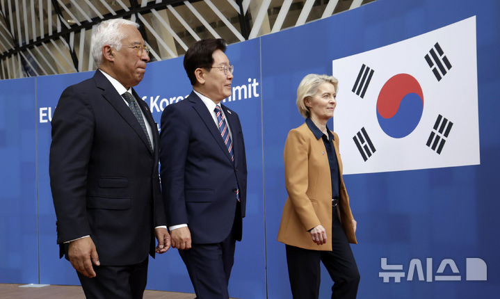 [브뤼셀=뉴시스] 최동준 기자 = G7 정상회의 참석 계기 벨기에를 방문 중인 이재명 대통령이 10일(현지 시간) 브뤼셀 유럽 연합(EU) 이사회에서 열린 환영식에서 유럽 연합 안토니우 코스타 정상회의 상임의장, 우르술라 폰 데어 라이엔 집행위원장과 정상회담장으로 이동하고 있다. 2026.06.10. photocdj@newsis.com