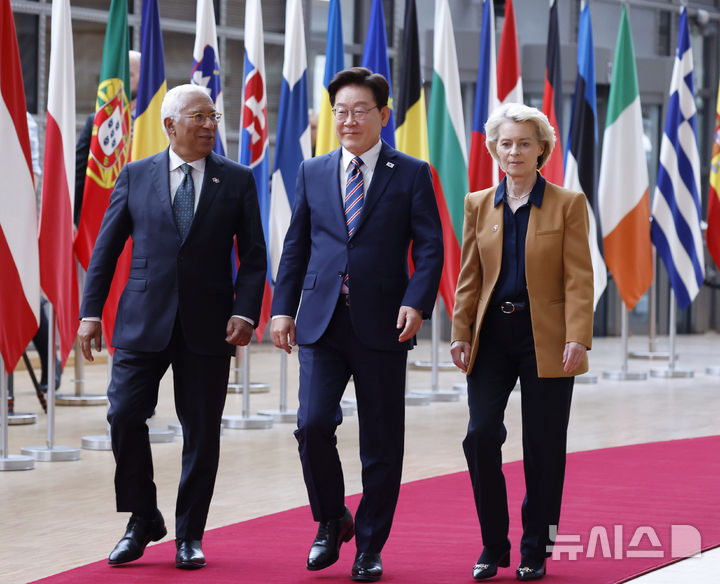 [브뤼셀=뉴시스] 최동준 기자 = G7 정상회의 참석 계기 벨기에를 방문 중인 이재명 대통령이 10일(현지 시간) 브뤼셀 유럽 연합(EU) 이사회에서 열린 환영식에서 유럽 연합 안토니우 코스타 정상회의 상임의장, 우르술라 폰 데어 라이엔 집행위원장과 정상회담장으로 이동하고 있다. 2026.06.15. photocdj@newsis.com