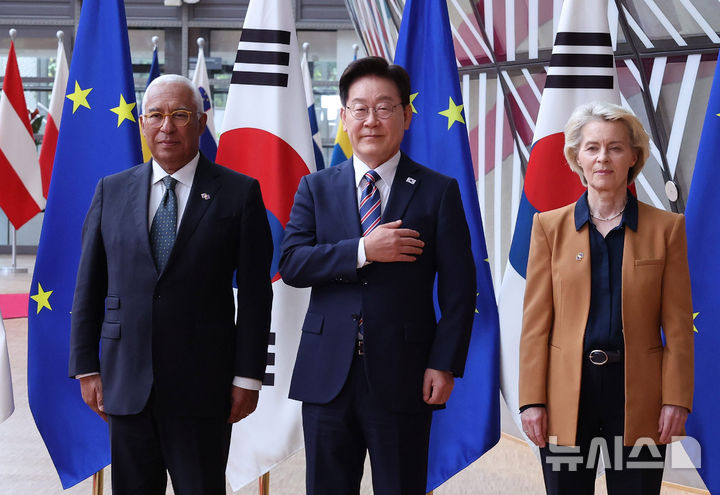 [브뤼셀=뉴시스] 최동준 기자 = G7 정상회의 참석 계기 벨기에를 방문 중인 이재명 대통령이 10일(현지 시간) 브뤼셀 유럽 연합(EU) 이사회에서 열린 환영식에서 유럽 연합 안토니우 코스타 정상회의 상임의장, 우르술라 폰 데어 라이엔 집행위원장과 국민의례를 하고 있다. 2026.06.10. photocdj@newsis.com