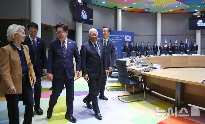 [브뤼셀=뉴시스] 최동준 기자 = G7 정상회의 참석 계기 벨기에를 방문 중인 이재명 대통령이 10일(현지 시간) 브뤼셀 유럽 연합(EU) 이사회에서 유럽 연합 안토니우 코스타 정상회의 상임의장, 우르술라 폰 데어 라이엔 집행위원장 등과 정상회담을 위해 자리로 향하고 있다. 2026.06.10. photocdj@newsis.com