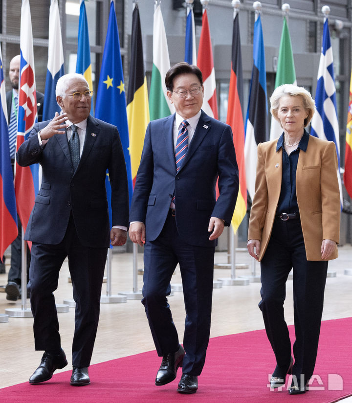 [브뤼셀=뉴시스] 최동준 기자 = G7 정상회의 참석 계기 벨기에를 방문 중인 이재명 대통령이 10일(현지 시간) 브뤼셀 유럽 연합(EU) 이사회에서 열린 환영식에서 유럽 연합 안토니우 코스타 정상회의 상임의장, 우르술라 폰 데어 라이엔 집행위원장과 정상회담장으로 이동하고 있다. 2026.06.10. photocdj@newsis.com