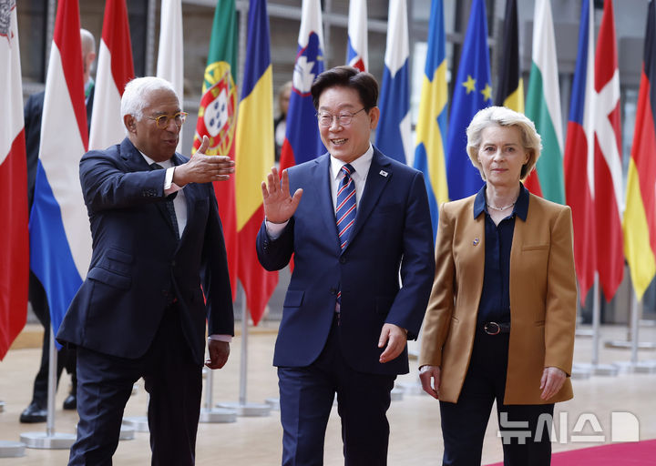 [브뤼셀=뉴시스] 최동준 기자 = G7 정상회의 참석 계기 벨기에를 방문 중인 이재명 대통령이 10일(현지 시간) 브뤼셀 유럽 연합(EU) 이사회에서 열린 환영식에서 유럽 연합 안토니우 코스타 정상회의 상임의장, 우르술라 폰 데어 라이엔 집행위원장과 정상회담장으로 이동하고 있다. 2026.06.10. photocdj@newsis.com