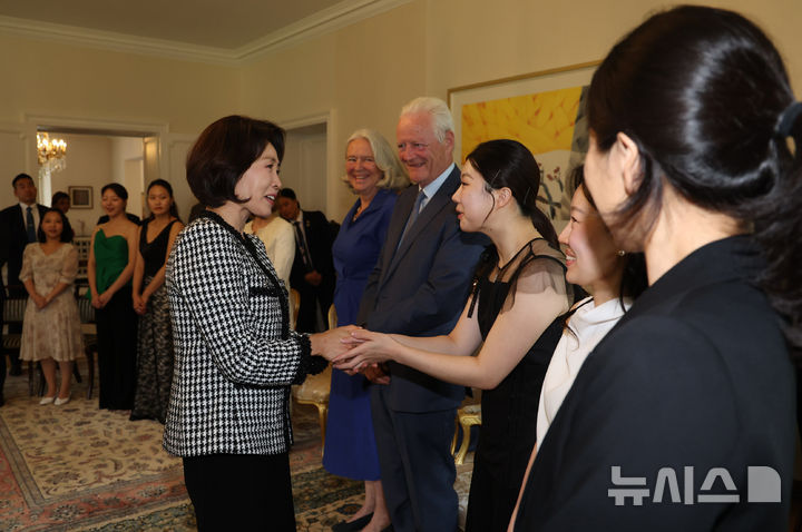 [브뤼셀=뉴시스] 최동준 기자 = 김혜경 여사가 10일(현지 시간) 벨기에 브뤼셀 대사관저에서 열린 차세대 K-클래식 음악인과의 대화에서 참석자들과 인사하고 있다. 2026.06.10. photocdj@newsis.com