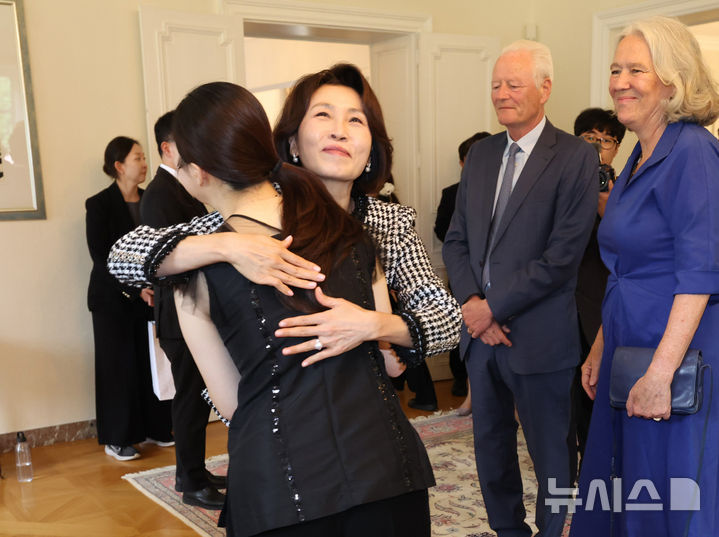 [브뤼셀=뉴시스] 최동준 기자 = 김혜경 여사가 10일(현지 시간) 벨기에 브뤼셀 대사관저에서 열린 차세대 K-클래식 음악인과의 대화에서 퀸엘리자베스 콩쿠르 준우승 김태연씨와 포옹하고 있다. 2026.06.10. photocdj@newsis.com