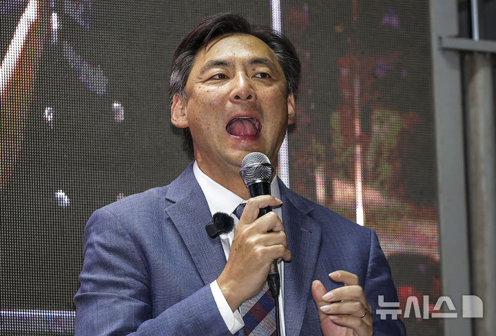 [서울=뉴시스] 정병혁 기자 = 검찰이 이재명 대통령의 허위 '소년원 수감설'을 유포해 명예를 훼손했다는 혐의로 모스 탄(한국명 단현명)씨를 재판에 넘겼다. 법무부는 그에게 추가 출국정지 조처를 내렸다. 탄씨가 지난달 10일 서울 송파구 올림픽공원 장미광장 앞에서 열린 자유와혁신 6.3 부정선거 대국민 보고대회에서 발언하고 있다. 2026.07.22. jhope@newsis.com
